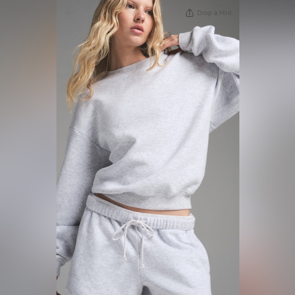 Skims Crewneck in a size medium! 😍